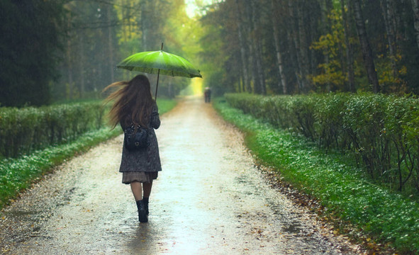 女孩在雨中