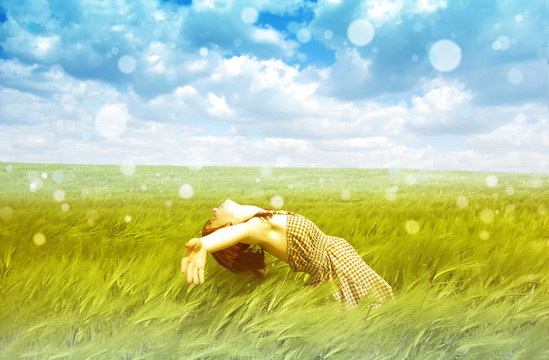 美麗的少女在綠野