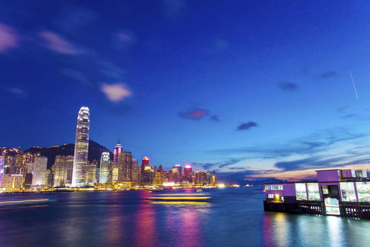 香港的天際線在夜間
