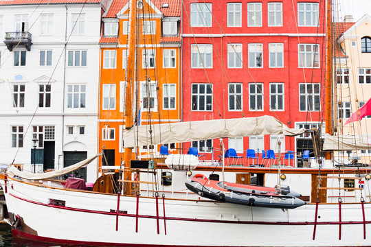 高大的船舶在Nyhavn；哥本哈根