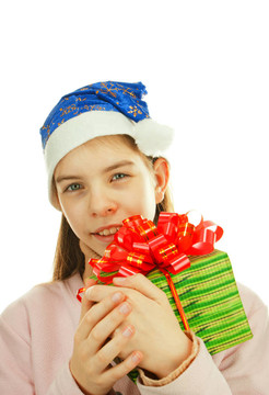 十幾歲的女孩戴著Santa帽子與白色背景的禮物