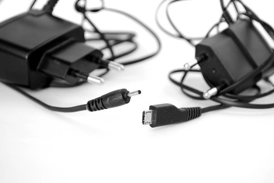 兩種不同類型插頭的電池充電器