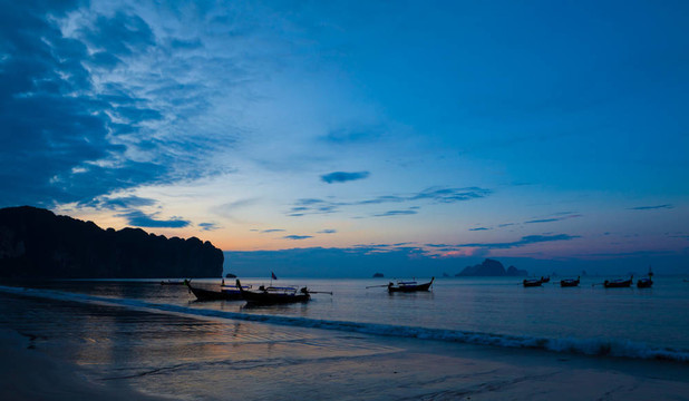 海上的船