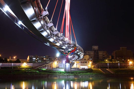 臺(tái)灣夜間橋
