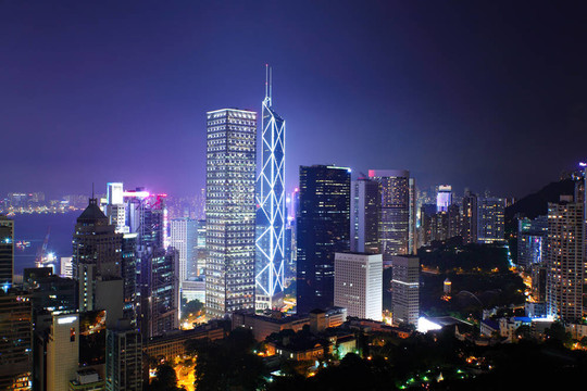 香港在晚上擁擠的建筑物