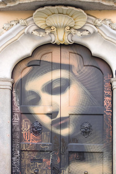 Virgin Mary在門上畫