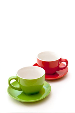 綠色和紅色咖啡杯