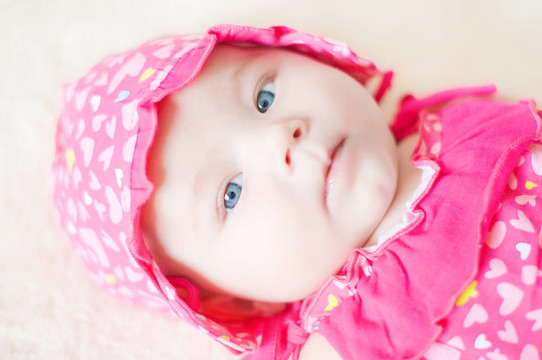 穿紅色衣服的嬰兒