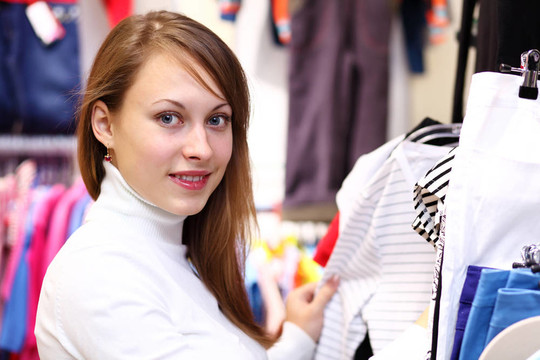年輕女人在商店里買衣服