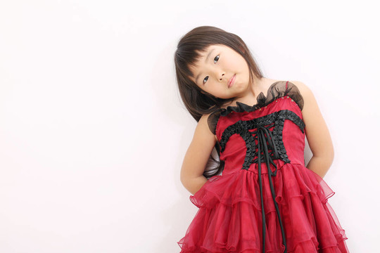 小亞洲女孩穿連衣裙
