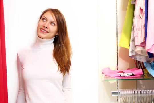 年輕女人在商店里買衣服