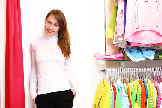 年輕女人在商店里買衣服