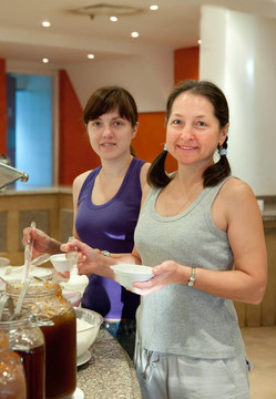 兩個女人吃牛奶食品