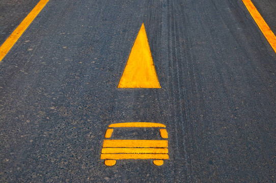 標(biāo)志單向車在瀝青地面黃色箭頭