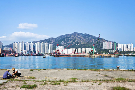 香港的公寓樓，沿著海岸