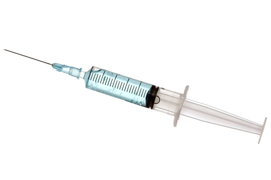 白色注射器和針頭