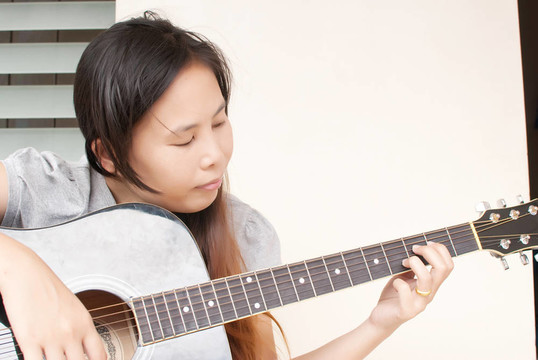 彈吉他的女人。