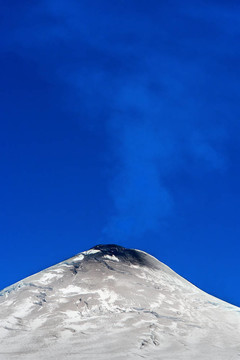 冒煙的白雪覆蓋的火山