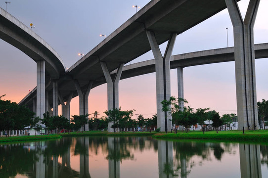 泰國泰橋；也被稱為工業(yè)環(huán)路泰國橋。這座橋橫跨湄南河的兩倍。