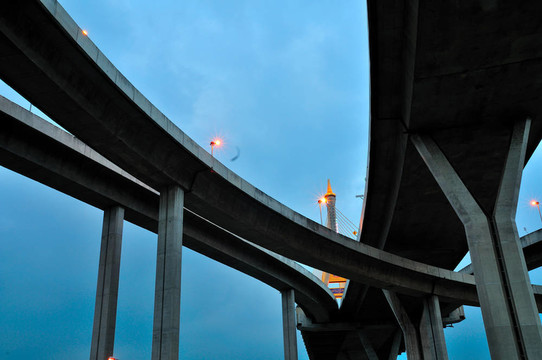 泰國泰橋；也被稱為工業(yè)環(huán)路泰國橋。這座橋橫跨湄南河的兩倍。