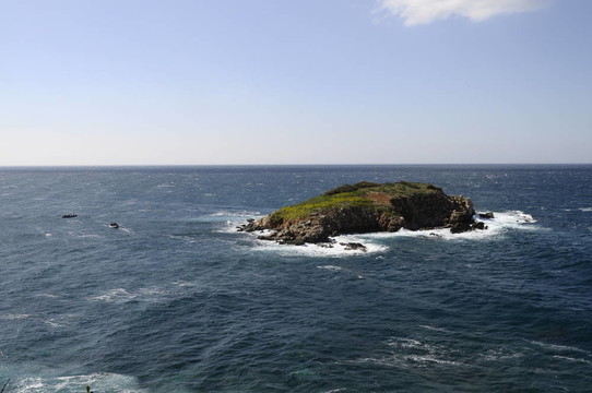 高風(fēng)中的地中海島嶼和潛水員