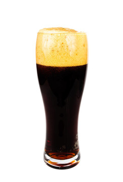 黑啤酒。把啤酒倒進玻璃杯里