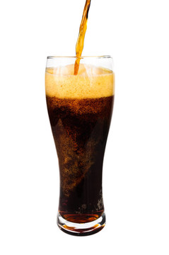 黑啤酒。把啤酒倒進玻璃杯里