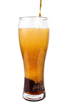 黑啤酒。把啤酒倒進玻璃杯里
