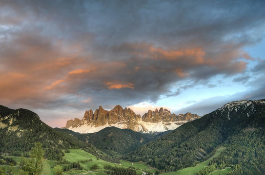 日落；Dolominte山；意大利