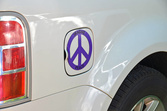 白色汽車(chē)上的和平標(biāo)志