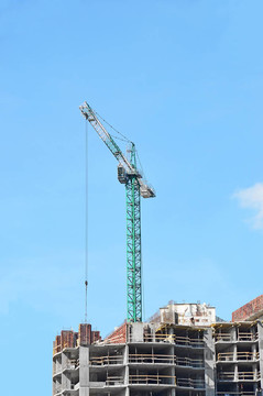 建筑起重機(jī)和建筑在藍(lán)天建設(shè)