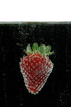 Strawberry在水