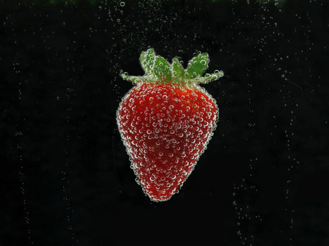 Strawberry在水