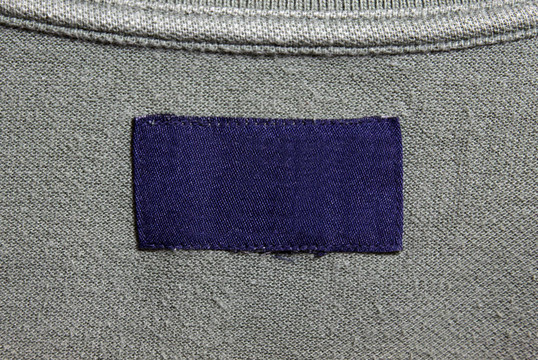 帶藍(lán)色標(biāo)簽的灰色襯衫