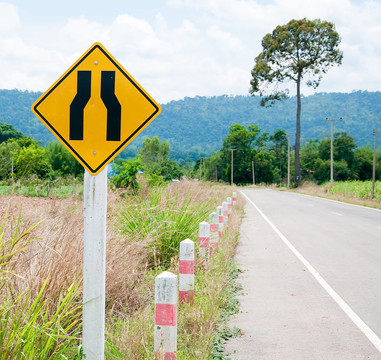 道路背景下的窄橋標(biāo)志