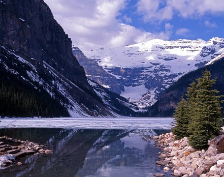 部分冰凍的Lake Louise；加拿大。