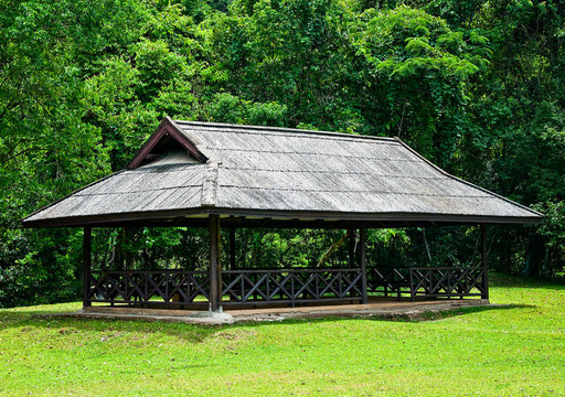 公園的木制涼亭