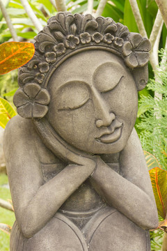 泰國(guó)花園中的女性雕塑