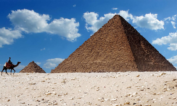 金字塔Giza；埃及