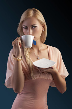 金發(fā)性感女人與茶具