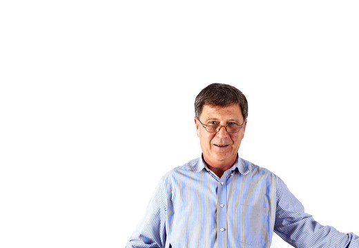 快樂迷人的男子在工作室