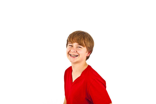 穿著紅色襯衫的可愛笑容男孩
