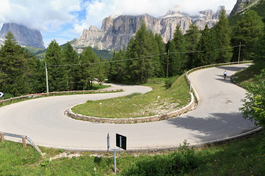 蜿蜒的道路在Dolomites