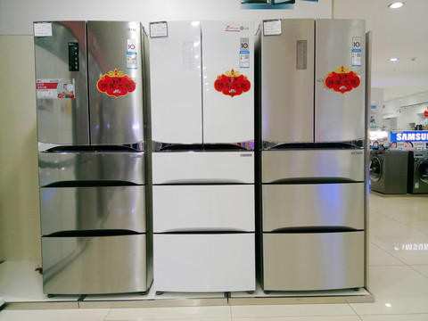 家電賣場冰箱