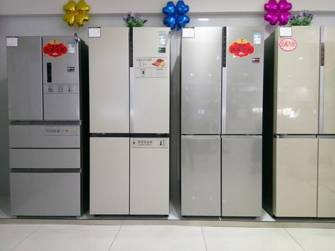 家電賣場冰箱