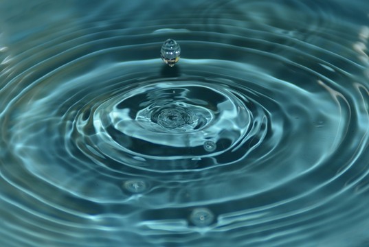 水滴滴下濺起的水紋
