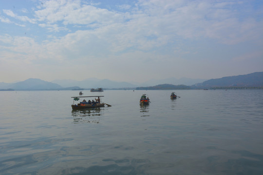 湖中觀光船