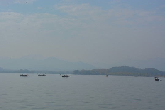 湖中小船