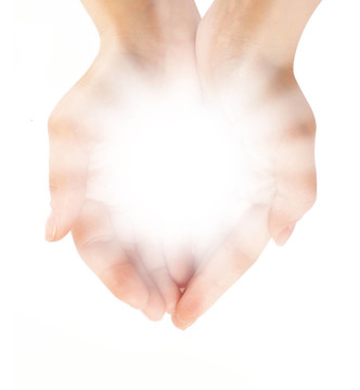 女人手中握著燦爛的光芒在黑暗中閃耀