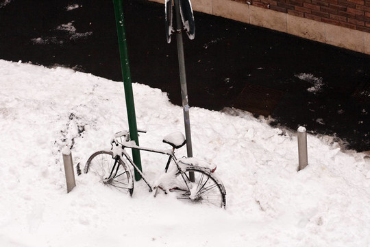 雪覆蓋的自行車